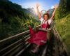 Arabella Kiesbauer im Dirndl auf einer Sommerrodelbahn – Pressesujet zur 23. Staffel Bauer sucht Frau bei ATV
