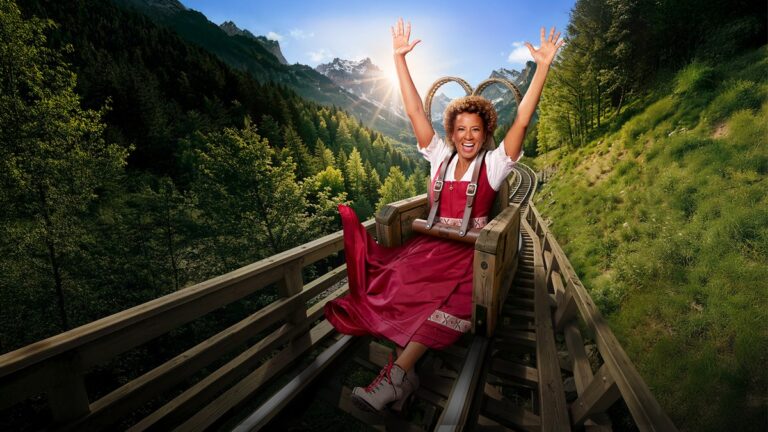 Arabella Kiesbauer im Dirndl auf einer Sommerrodelbahn – Pressesujet zur 23. Staffel Bauer sucht Frau bei ATV