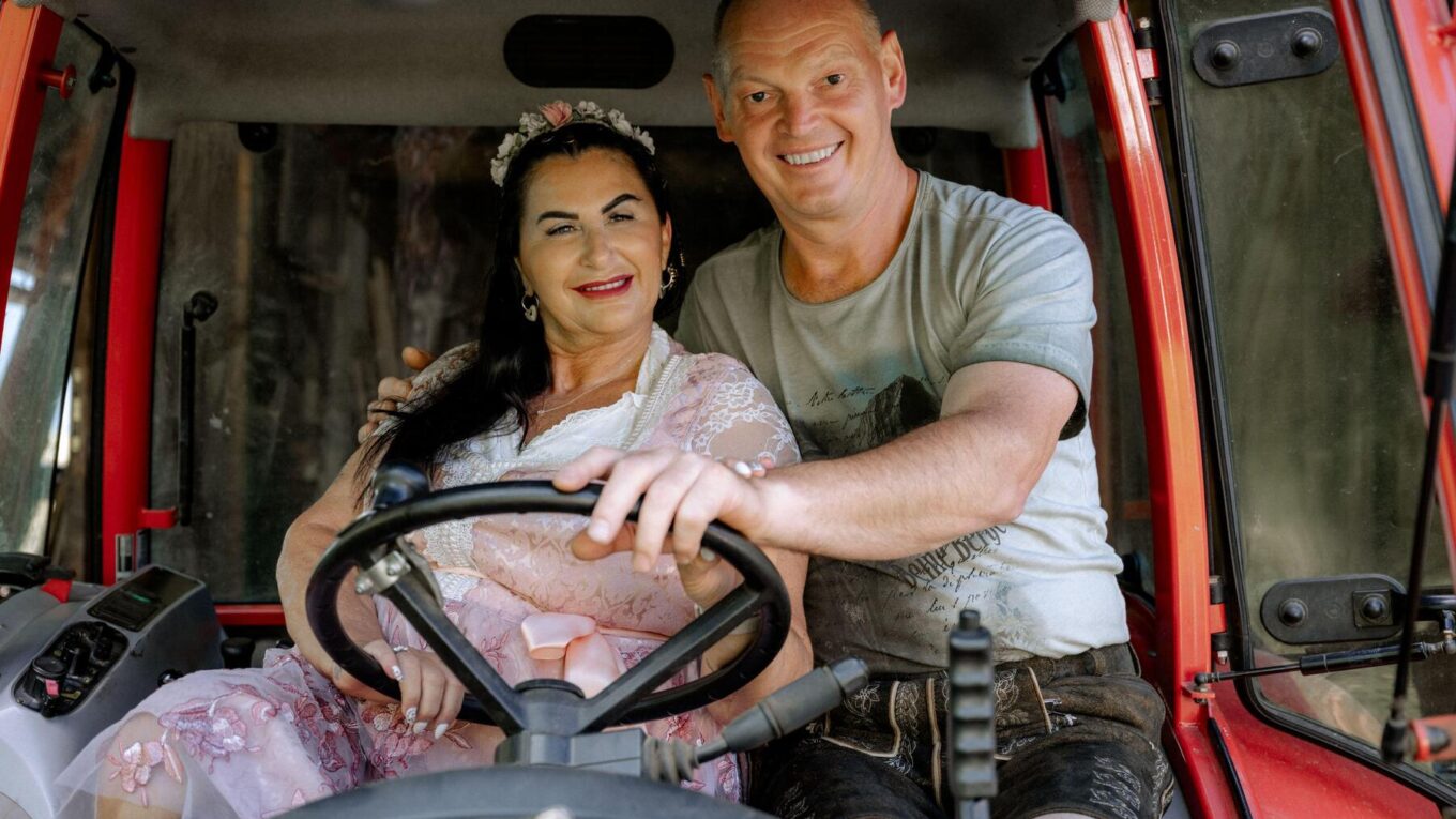 Bergbauer Arnold aus Bauer sucht Frau mit Hofdame Dina im Traktor