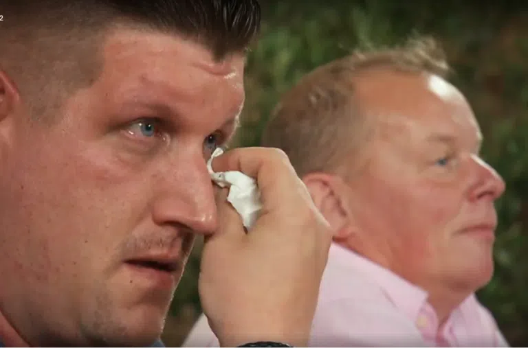 "Bauer sucht Frau" Milchbauer Heino und Markus aus Herford, im Tränenbad! Foto: © RTL Screenshot