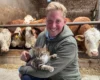 Rinderzüchter Daniel aus Bauer sucht Frau Staffel 21 mit Katze vor seinen Rindern