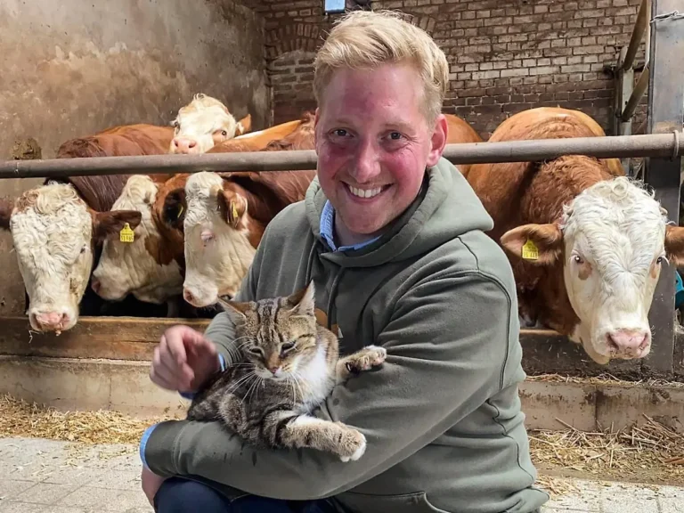 Rinderzüchter Daniel aus Bauer sucht Frau Staffel 21 mit Katze vor seinen Rindern