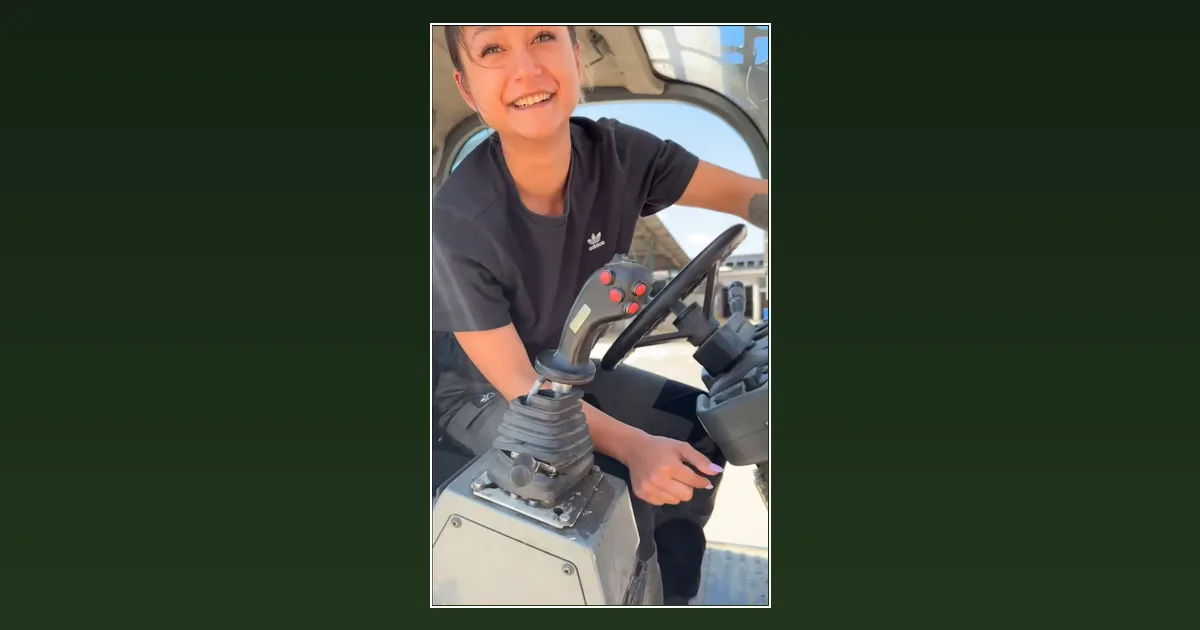 Jenny David sitzt lächelnd im Traktor – Bauer sucht Frau Narumol Tochter