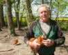 Jörg Schwerdt aus Bauer sucht Frau Staffel 21 mit Huhn auf seinem Geflügelhof