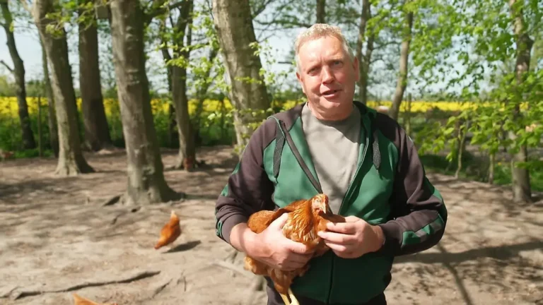 Jörg Schwerdt aus Bauer sucht Frau Staffel 21 mit Huhn auf seinem Geflügelhof