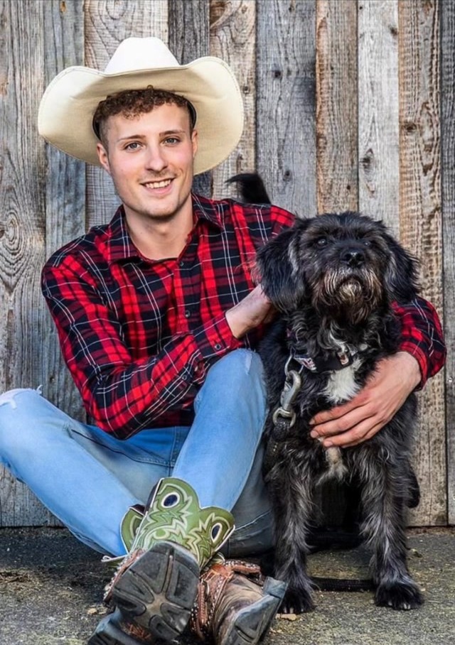 Johannes Höfinger, bekannt aus Bauer sucht Frau International, mit Cowboyhut und seinem Hund vor einer Scheune