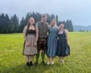 Murtaler Peter steht mit seinen drei Hofdamen Vani, Lissi und Michi auf einer Wiese in Bauer sucht Frau Staffel 23