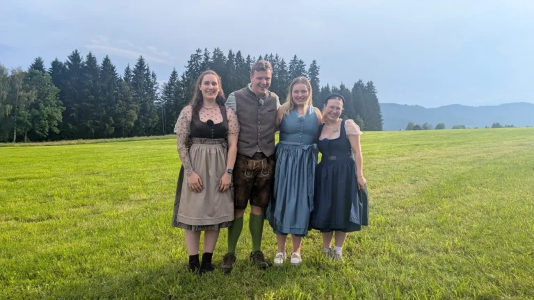 Murtaler Peter steht mit seinen drei Hofdamen Vani, Lissi und Michi auf einer Wiese in Bauer sucht Frau Staffel 23