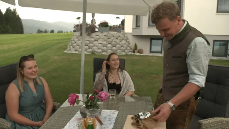 Murtaler Peter bedient seine Hofdamen am gedeckten Tisch in der Hofwoche von Bauer sucht Frau Staffel 23