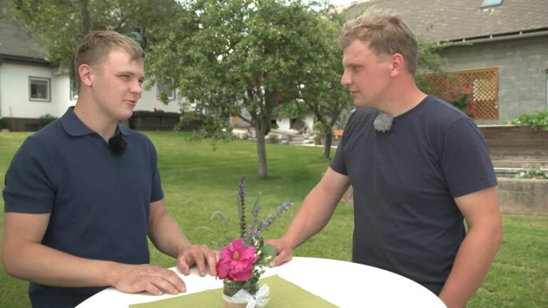 Peter Murtaler aus Bauer sucht Frau im Gespräch mit seinem Bruder am Stehtisch