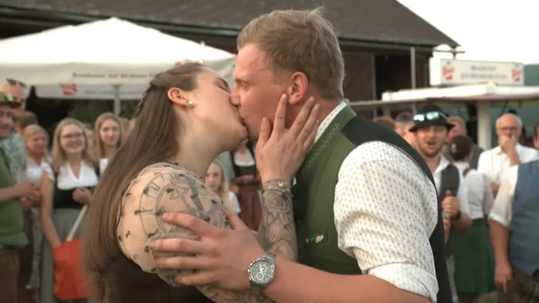 Jungbauer Peter und Hofdame Vani beim Hoffest in der ATV-Show Bauer sucht Frau