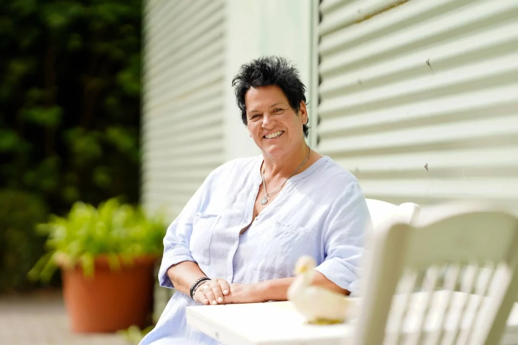 Bäuerin Simone (55) – Die Powerfrau mit Herz | Zwischen Gnadenhof und Schlager-Partys: Die Saarländerin Simone sucht einen Mann, der Tiere liebt und den Rhythmus im Blut hat.