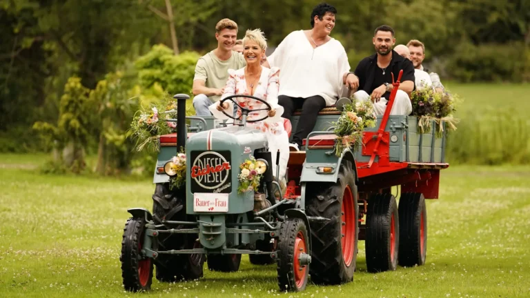 Inka Bause mit den Bauern der Staffel 21 von Bauer sucht Frau auf einem Traktor