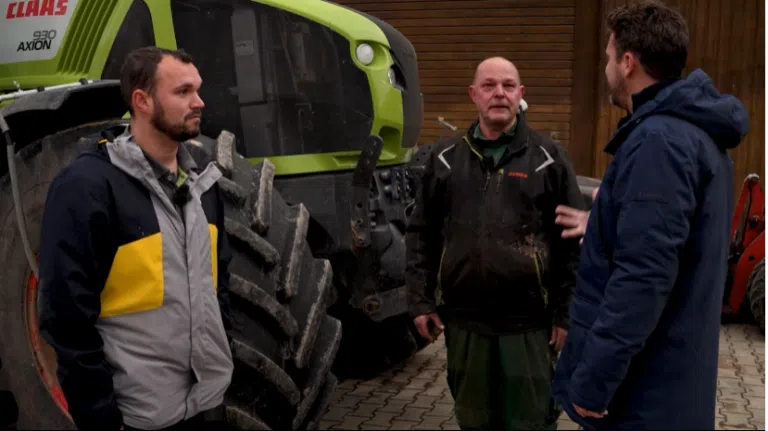 "Bauer Sucht Frau"-Star Bauer Max (32), bei Papa von Max kullern tränen mit Bauernreporter Ralf Foto: Screenshot © RTL