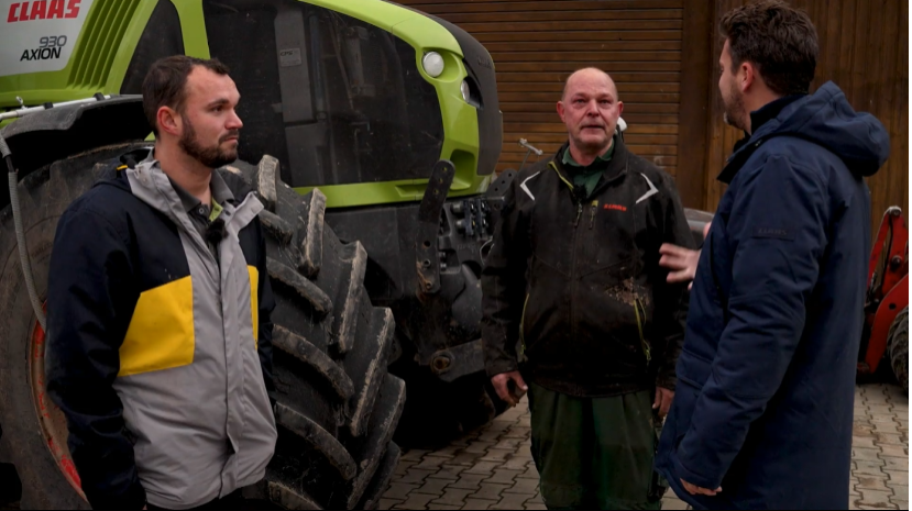 "Bauer Sucht Frau"-Star Bauer Max (32), bei Papa von Max kullern tränen mit Bauernreporter Ralf Foto: Screenshot © RTL