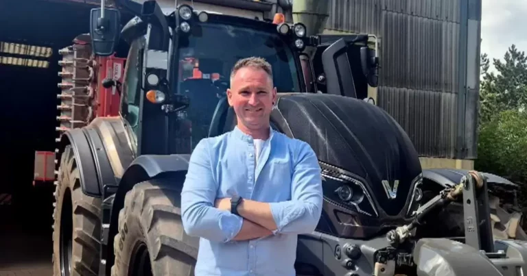 Christian Trump Bauer sucht Frau Staffel 22 – Landwirt aus Grünstadt vor seinem Traktor