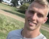 Christopher Krebs aus Bauer sucht Frau lächelt auf einem Feldweg in Brandenburg