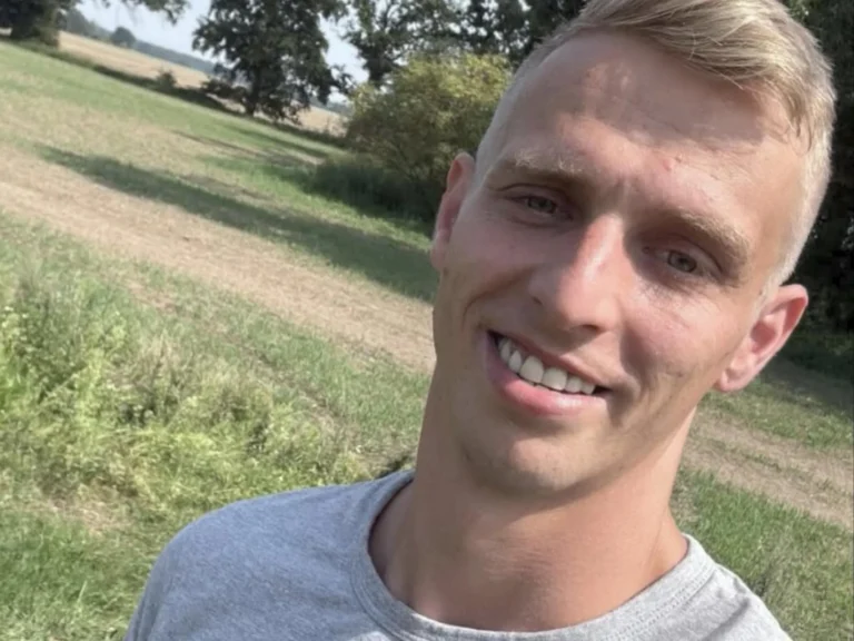 Christopher Krebs aus Bauer sucht Frau lächelt auf einem Feldweg in Brandenburg