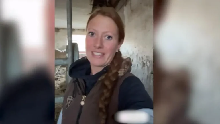 Denise Munding aus Bauer sucht Frau zeigt ihre Zwillings-Kälber Fine und Finchen