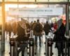 Besucher mit Tickets am Eingang der Internationalen Grünen Woche in Berlin
