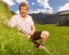 Luigi Bauer sucht Frau ATV Staffel 22 — Tiroler Bergfreund in Lederhosen auf einer Almwiese