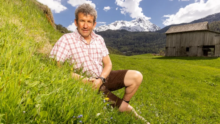 Luigi Bauer sucht Frau ATV Staffel 22 — Tiroler Bergfreund in Lederhosen auf einer Almwiese
