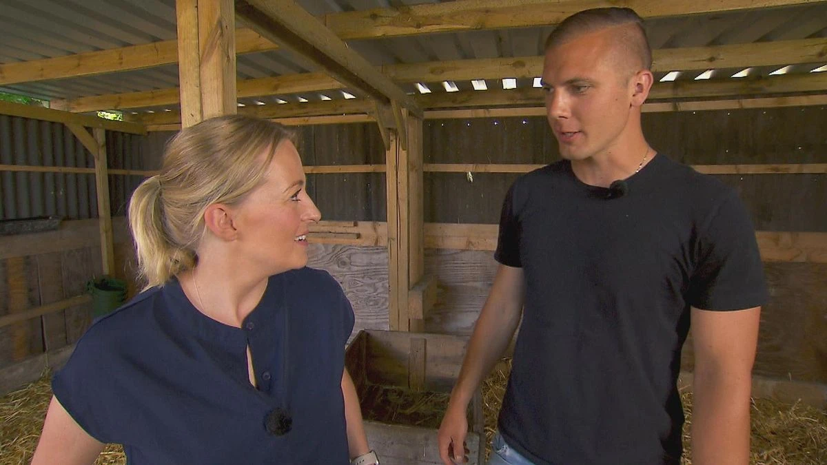 Saskia, die sich mit Tannenbäumen, Alpakas und Ponys bestens auskennt, muss sich ihrer größten Schwäche stellen: der Stallarbeit! Foto: © RTL