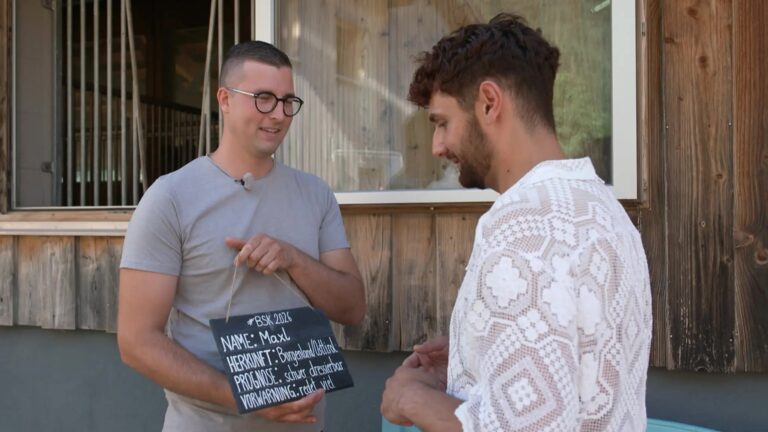 Max und Kevin bei Bauer sucht Frau — Max aus Neusiedl am See überreicht Bauer Kevin aus Reutte ein Geschenk