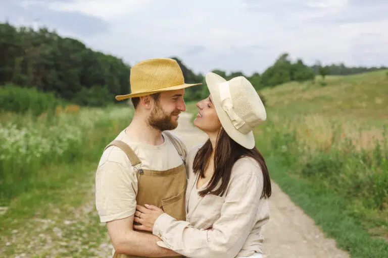 Paar auf dem Land bei der Partnersuche fuer Bauern