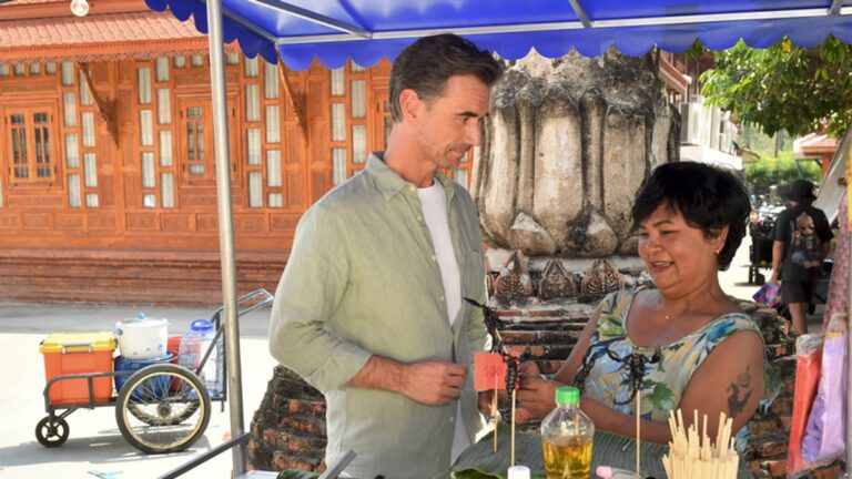 Narumol David aus Bauer sucht Frau als Streetfood-Köchin neben Florian Silbereisen in Das Traumschiff: Bangkok