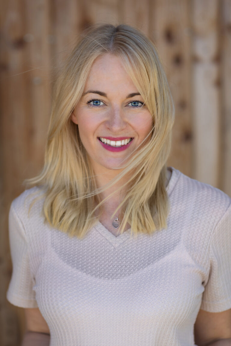 Saskia Blümel als Weihnachtsbaumkönigin bei Bauer sucht Frau Staffel 20 2024