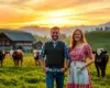 Schweizer Bauernpaar im Emmental bei Sonnenuntergang — FarmerSingles Partnersuche Schweiz