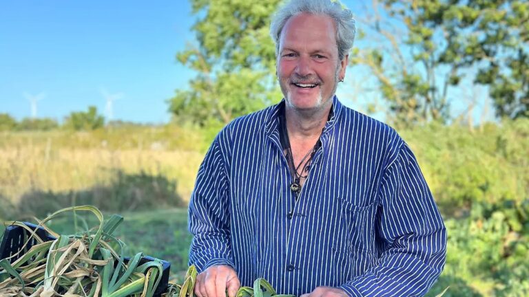Turner Parkinson aus Bauer sucht Frau International auf seiner Farm auf Öland, Schweden