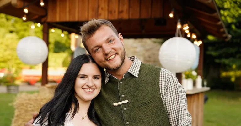 Valentina und Michi — Glückliches Paar auf dem Hof im Ahrtal